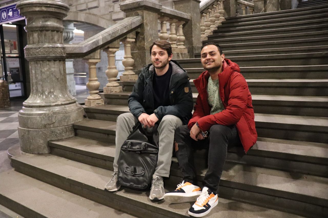 Arne en Nawid op de trap