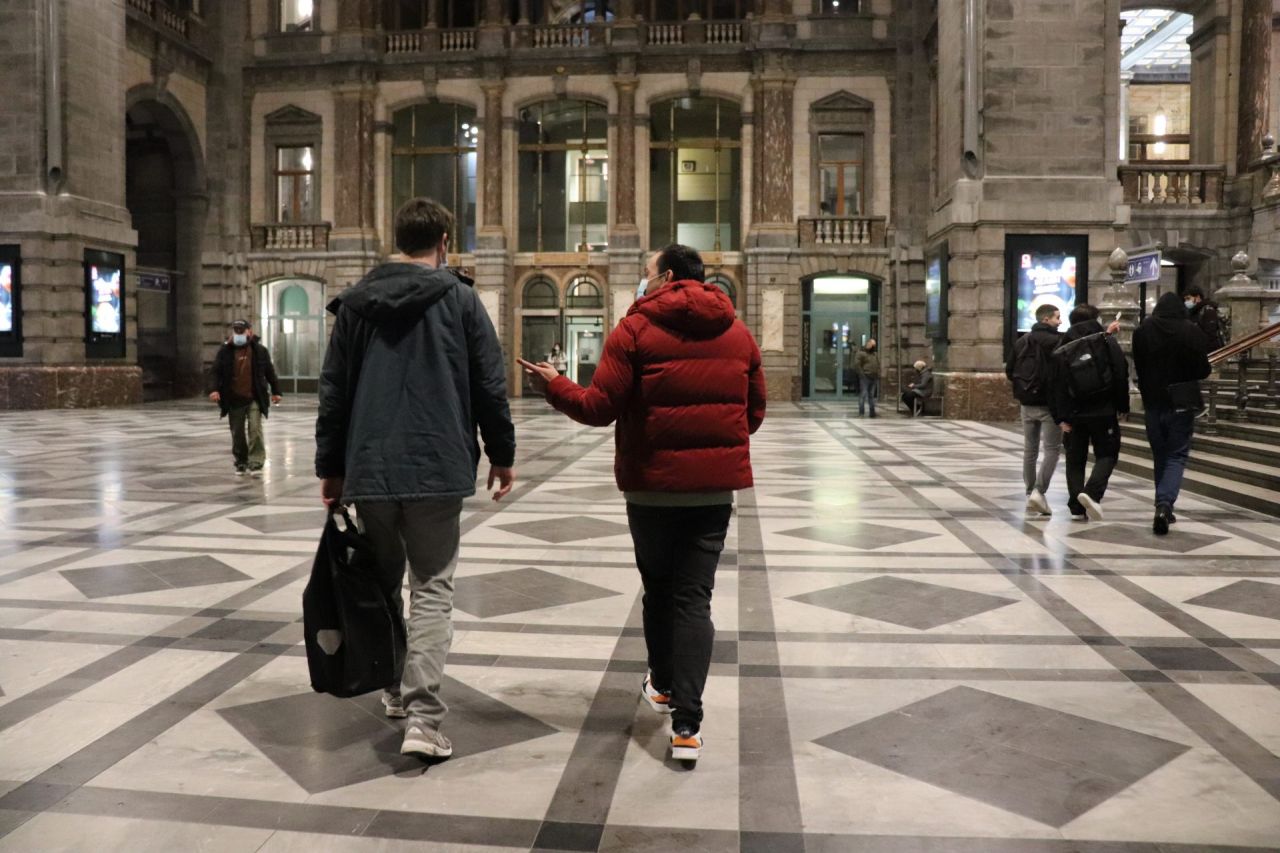 Arne en Nawid wandelen
