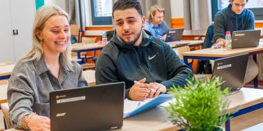 Cursisten Campus Maalboot aan het werk in de klas
