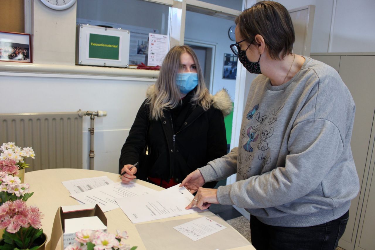 Valerie komt haar diploma ophalen.