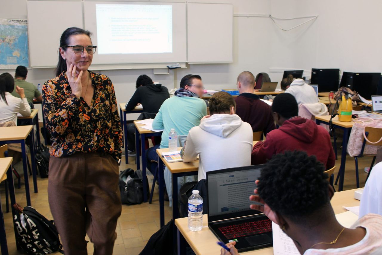 Leerkracht Vicky in de klas