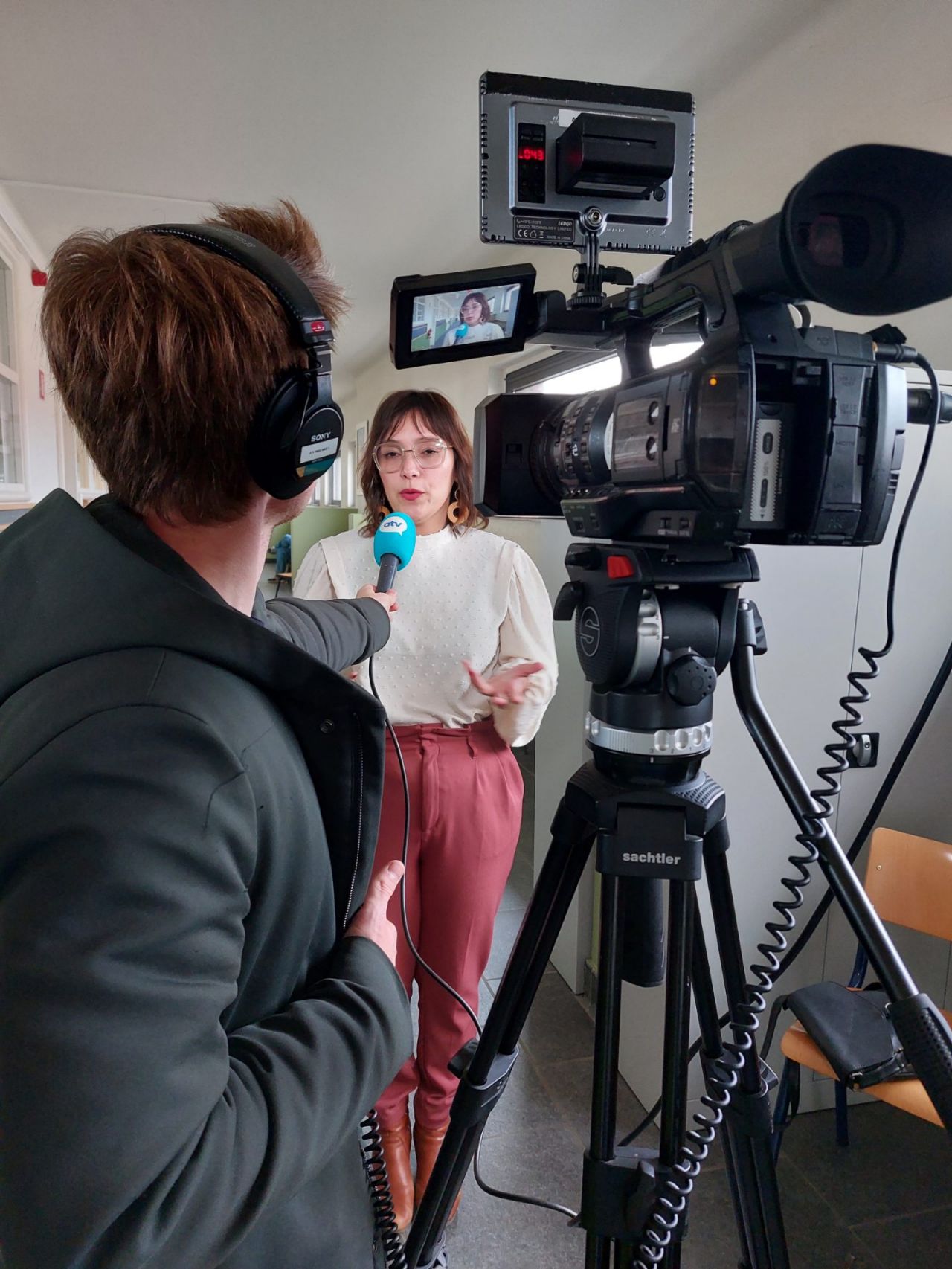 Leerkracht Vanessa geeft een interview aan ATV