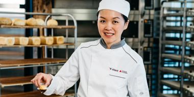 Cursist bakkerij aan het werk