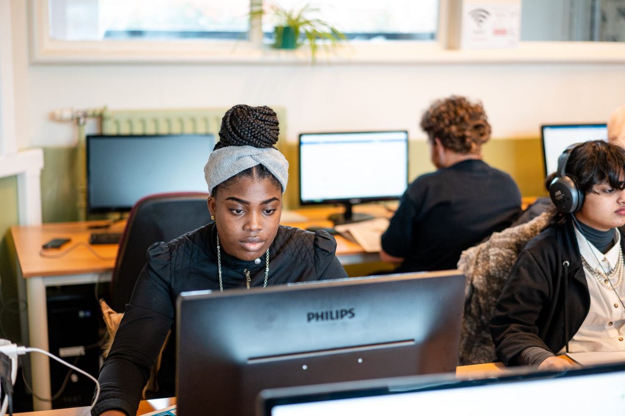 cursisten werken aan de computer